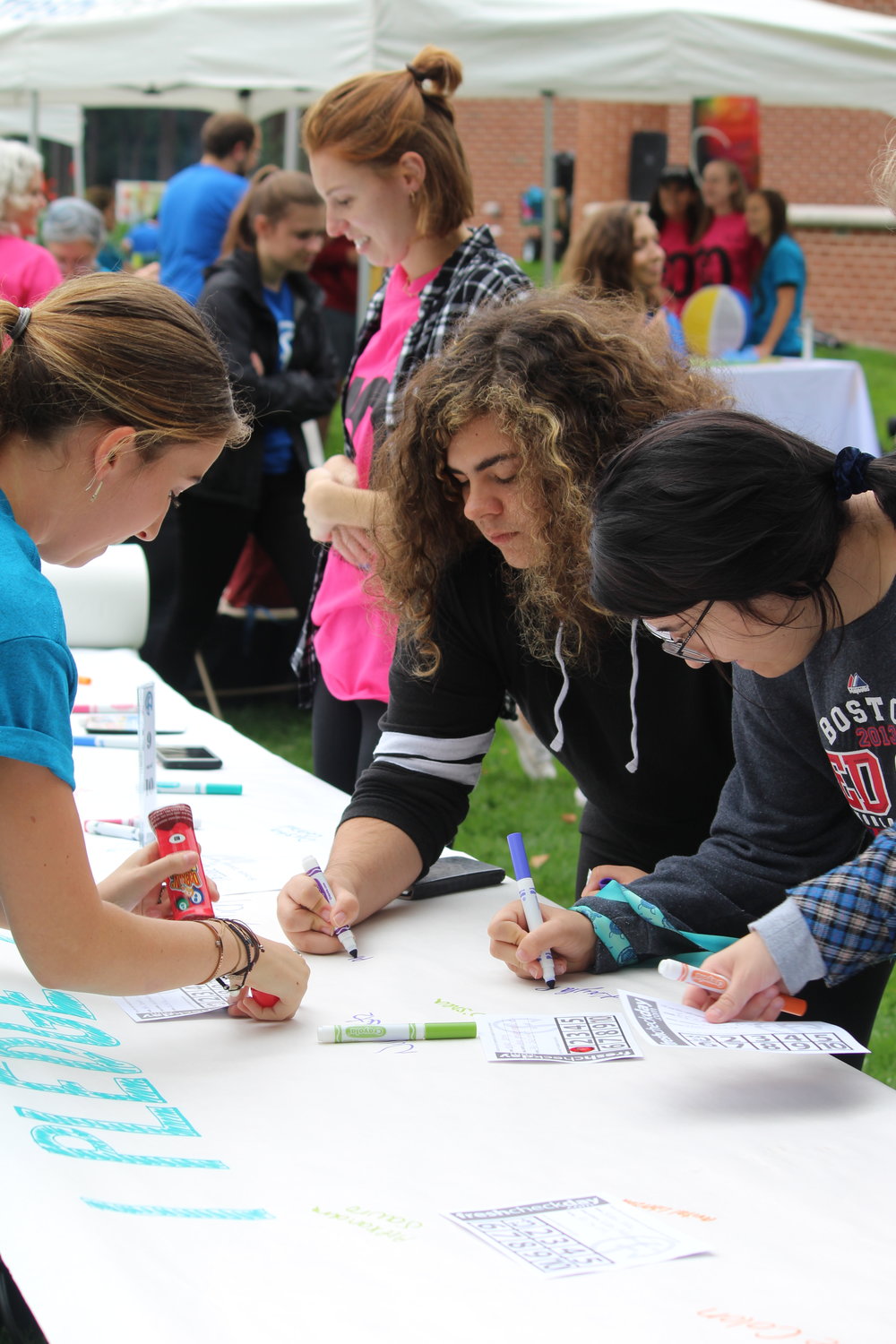 Students sign the 9 out of 10 pledge.