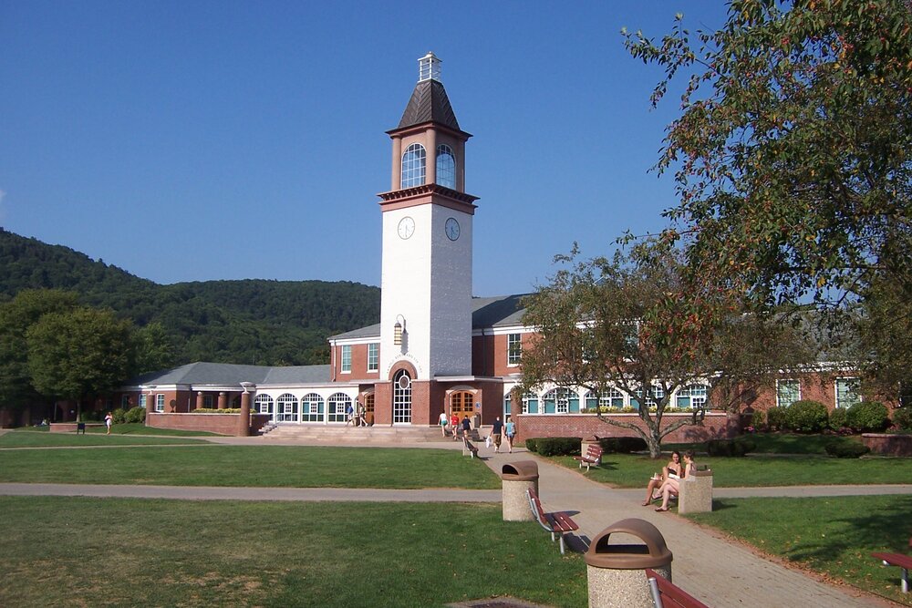 Quinnipiac_University_Arnold_Bernhard_Library.jpg