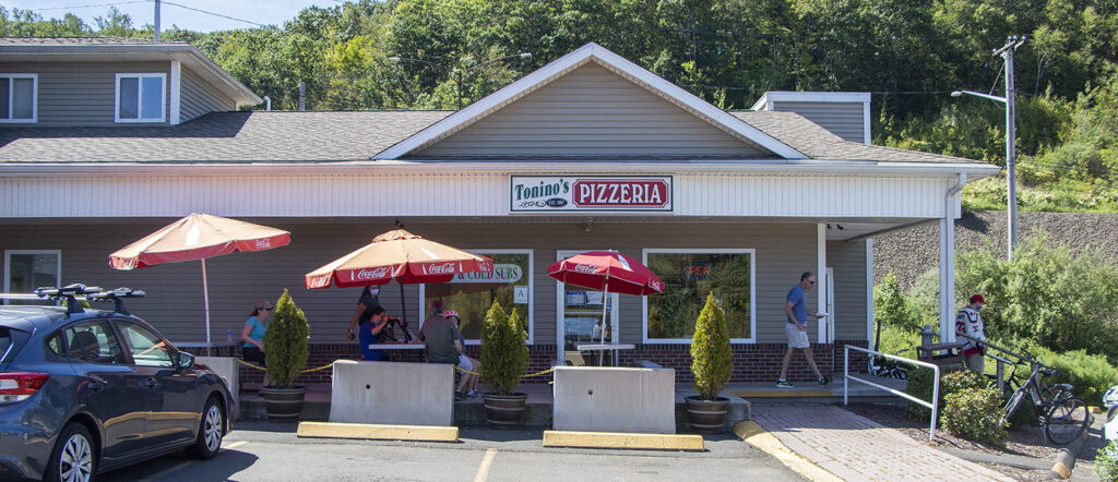 Customers dine outside of Tonino's Pizzeria in Hamden, Connecticut, during the lunch rush on Saturday, Sept. 5, 2020. (Photo by Wasim Ahmad)