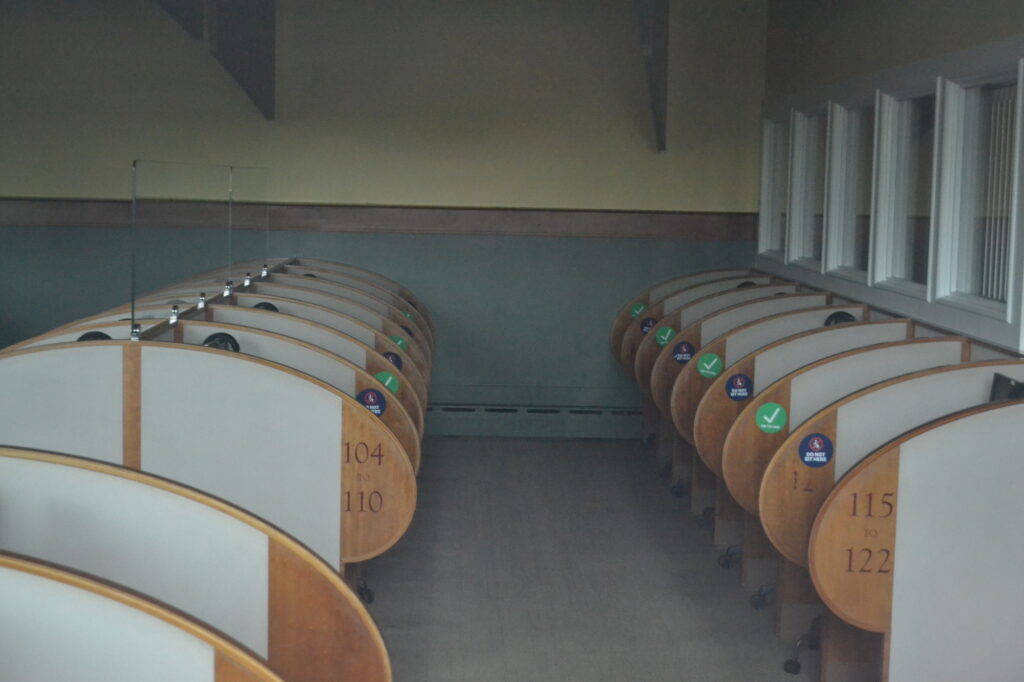 Empty room in the Quinnipiac University Polling Institute on sept. 9, 2020 (photo by Owen Doody)