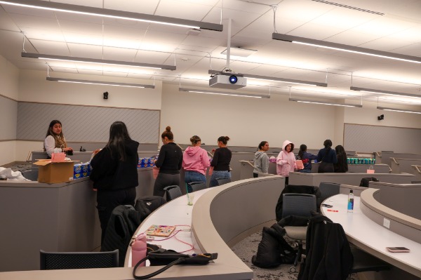 Students line up to pack the donation bags. Alexandra Martinakova/HQNN